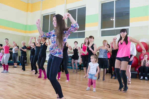 女性のためのダンスのクラスは、背景をぼかし — ストック写真