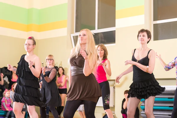 Aula de dança para mulheres desfocar fundo — Fotografia de Stock