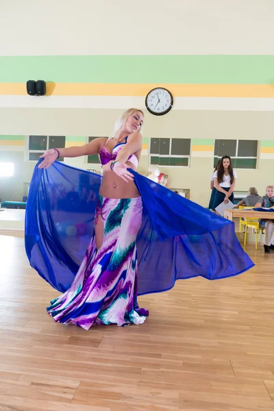 女性のためのダンスのクラスは、背景をぼかし — ストック写真
