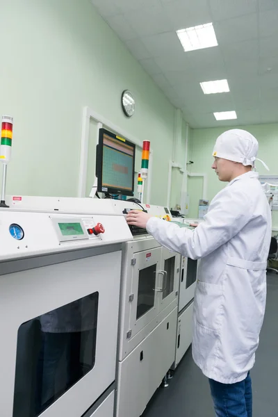 Production de composants électroniques dans une usine de haute technologie — Photo