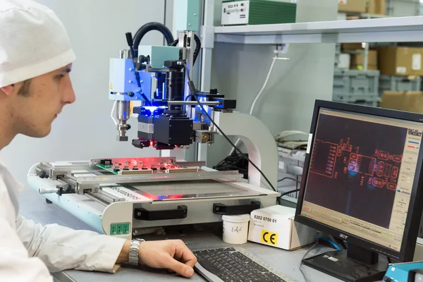 Producción de componentes electrónicos en la fábrica de alta tecnología —  Fotos de Stock