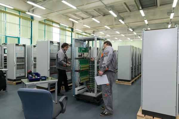 Produção de componentes eletrônicos na fábrica de alta tecnologia — Fotografia de Stock