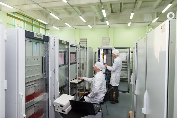 Producción de componentes electrónicos en la fábrica de alta tecnología — Foto de Stock