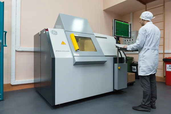 Producción de componentes electrónicos en la fábrica de alta tecnología — Foto de Stock