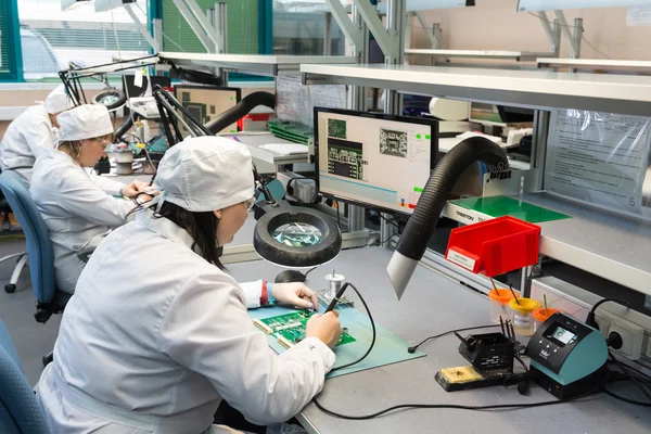 Produção de componentes eletrônicos na fábrica de alta tecnologia — Fotografia de Stock