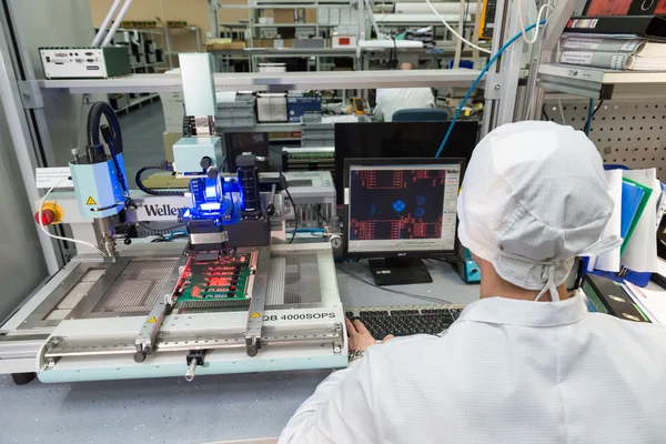 Produção de componentes eletrônicos na fábrica de alta tecnologia — Fotografia de Stock