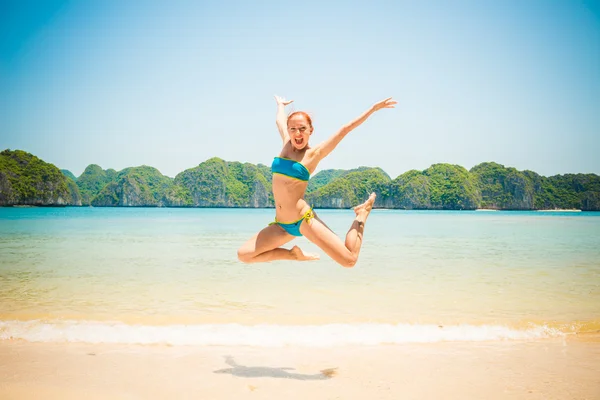 Веселая девушка прыгает — стоковое фото