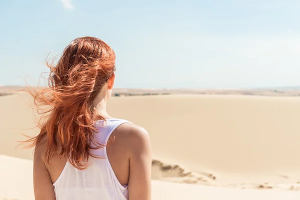 Beautiful woman in sand dunes — Stock Photo, Image