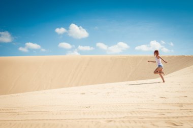 Dunes üzerinde çalışan genç bir kadın