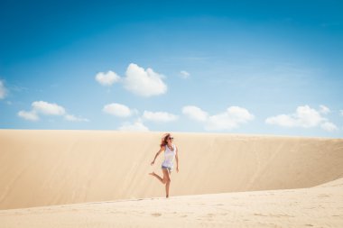 Dunes üzerinde çalışan genç bir kadın