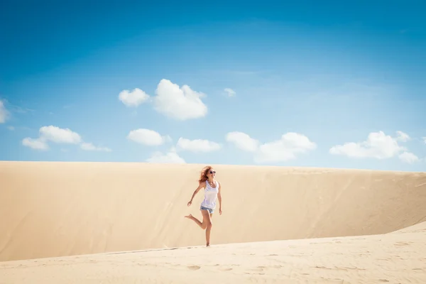 Junge Frau läuft auf Dünen — Stockfoto