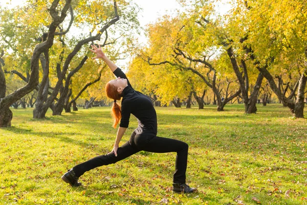 Sonbahar Park yoga yaparken kadın — Stok fotoğraf