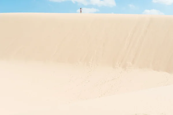 Jovem mulher correndo em dunas — Fotografia de Stock