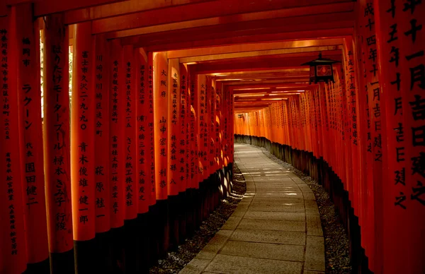 Portas Torii vermelhas em Fushimi Inari Taisha Santuário em Kyoto — Fotografia de Stock