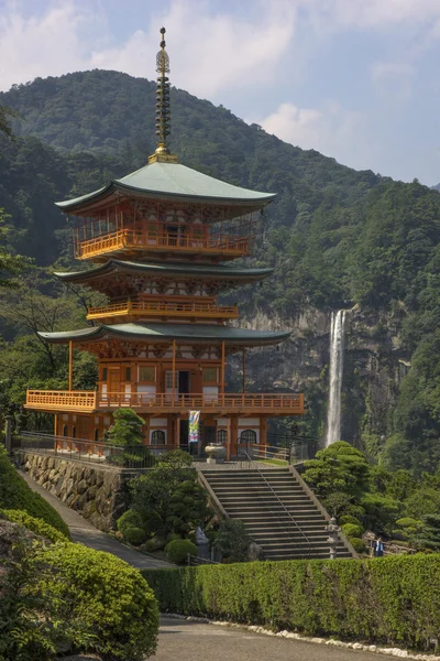 Seigantoji pagode e Nachi no Taki cachoeira — Fotografia de Stock