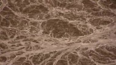 Sert su akışının yavaş görüntüleri  