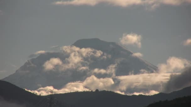 Αργή Πλάνα Από Κινούμενα Σύννεφα Στις Κορυφές Των Βουνών — Αρχείο Βίντεο