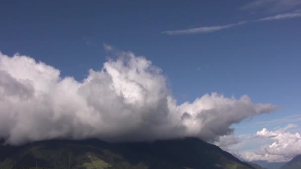 Imágenes Lentas Nubes Movimiento Los Picos Las Montañas — Vídeos de Stock