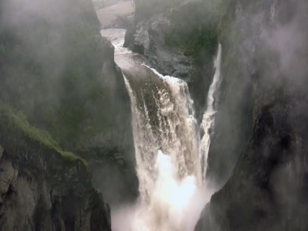 Imagens Lentas Grande Cachoeira Água Caindo Pedras Meio Selva — Vídeo de Stock