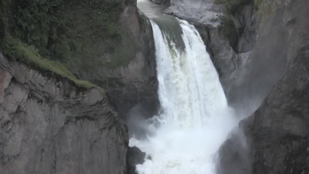 Медленные Кадры Большого Водопада Вода Падает Камни Посреди Джунглей — стоковое видео