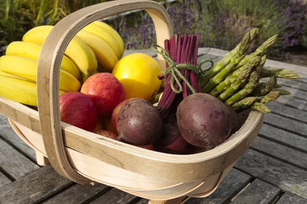 Cibo misto sul cestino — Foto Stock