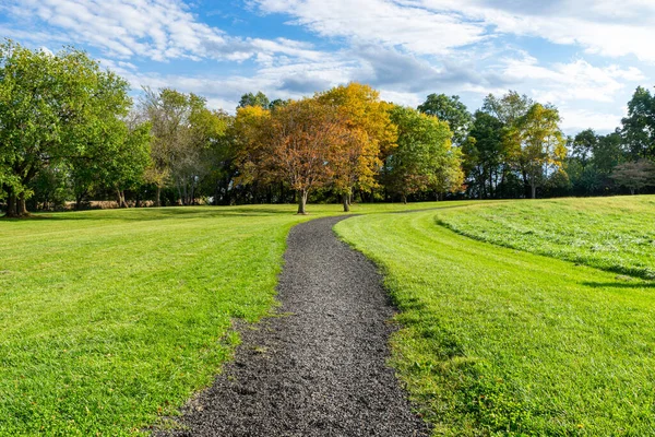 Een Wandelpad Een Openbaar Park Een Prachtige Herfstdag — Stockfoto