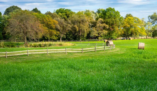 Split rail fence and haybales in a field — Stock Photo, Image