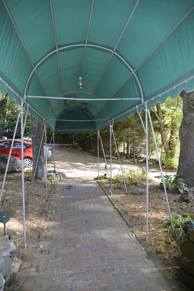 Auvent extérieur sur une passerelle en brique — Photo