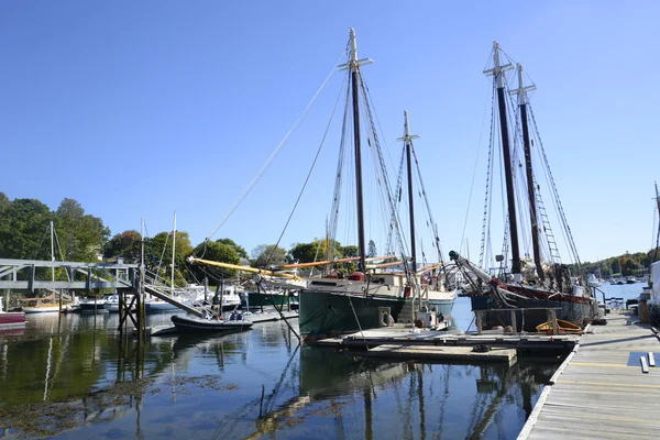 Grote zeilboten in de haven van Camden in Maine — Stockfoto