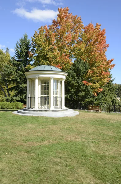 Sonbaharda gazebo ve park banklar — Stok fotoğraf