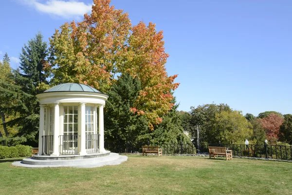 在秋天的白色凉亭和公园长椅 — 图库照片