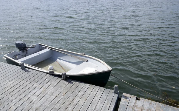 Βάρκα με κουπιά από μια ξύλινη προβλήτα — Φωτογραφία Αρχείου