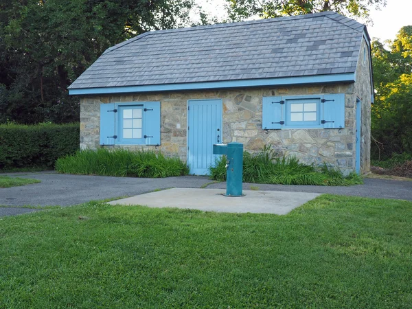 Bâtiment en pierre dans un parc public — Photo