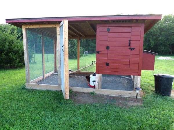 Red chicken coop — Stock Photo, Image