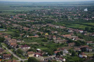 Arial kilátás nyílik a kis falu