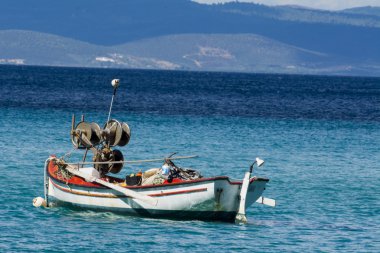 bir limanda balıkçı tekneleri