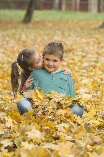 Bambini che giocano nel parco autunnale — Foto Stock