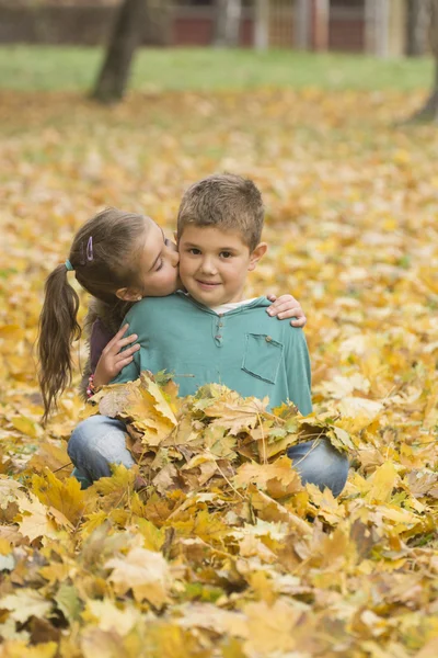 Enfants jouant dans le parc d'automne — Photo