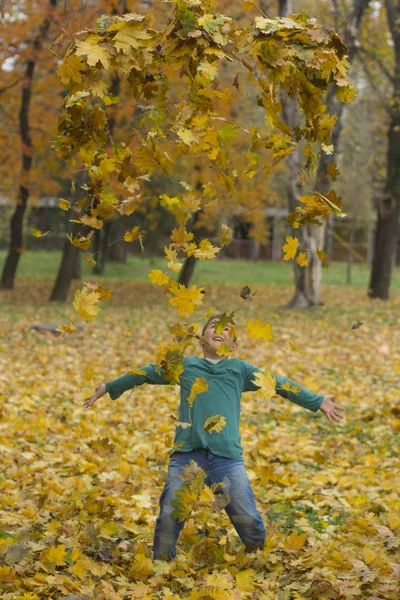 Παιδιά που παίζουν στο πάρκο φθινόπωρο — Φωτογραφία Αρχείου