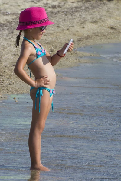 Tropik sahilde güzel kız