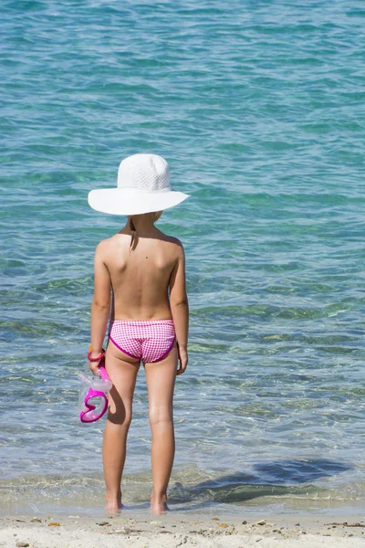 Chica encantadora en la playa tropical — Foto de Stock