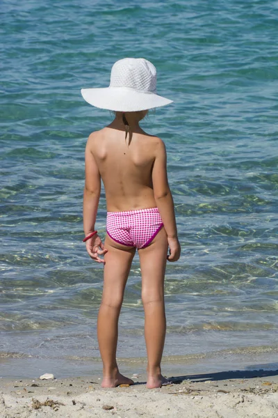 Vacker flicka på tropical beach — Stockfoto