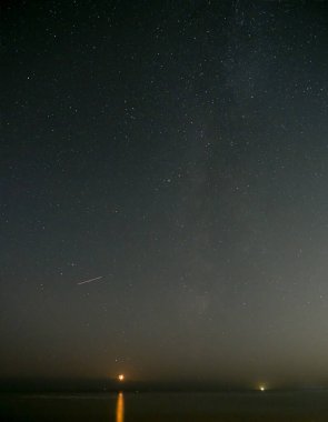 Zayıf Samanyolu ile Manş Denizi üzerinde Ay batışı