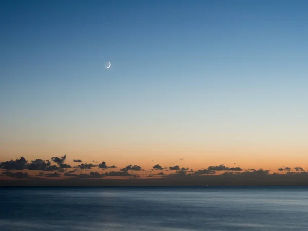 Luna Mostrando Brillo Tierra Atardecer Sobre Canal Mancha Desde Costa — Foto de Stock