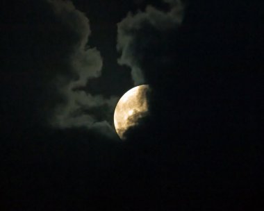Bulutlar tarafından kısmen gizli supermoon