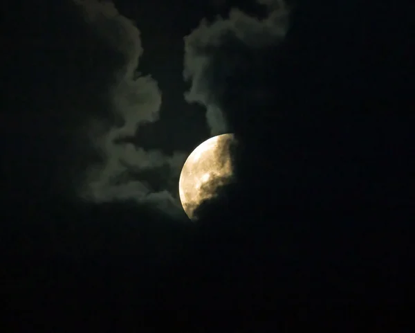 Superluna parcialmente oculta por las nubes — Foto de Stock