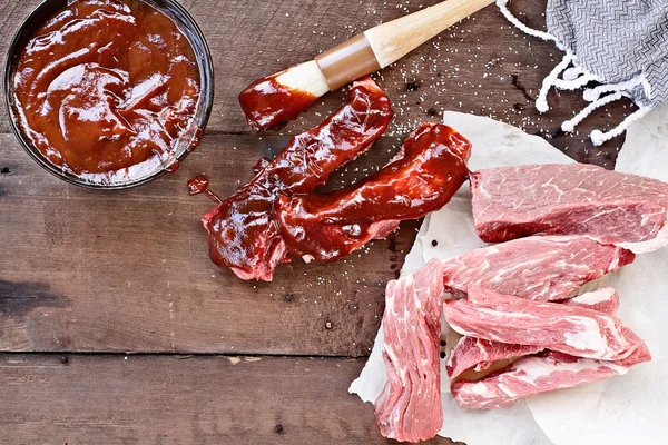 Costeletas do país e molho de churrasco — Fotografia de Stock