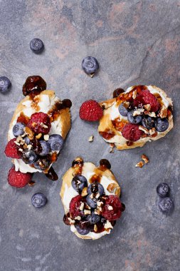 Lezzetli meyve Bruschetta