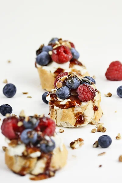 Frukt Bruschetta med balsamvinäger sås — Stockfoto