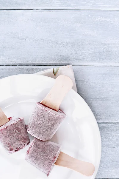 Замороженные фруктовые йогурты — стоковое фото